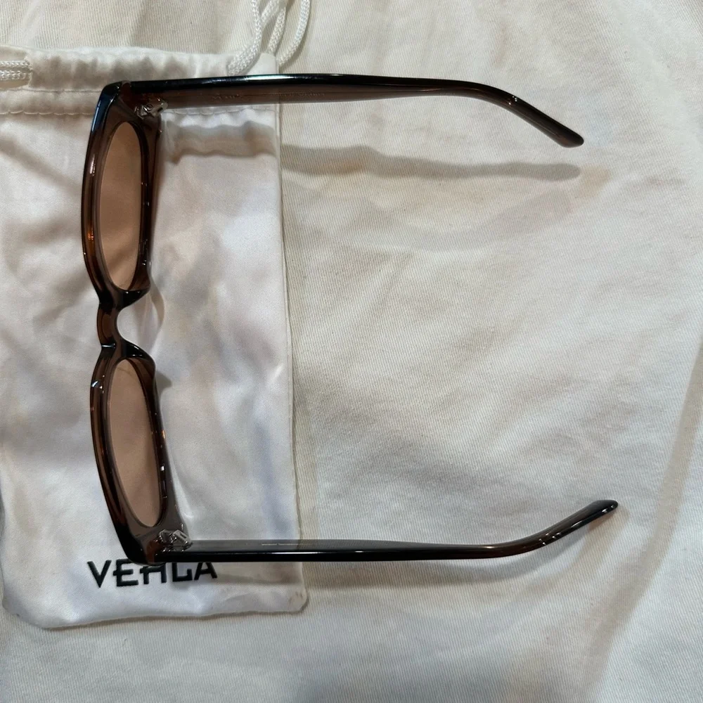 VEHLA Brown Rectangular Sunglasses - Picture 3 of 7